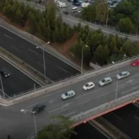 Δρόμος με αυτοκίνητα, κόμβος με γέφυρα