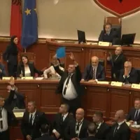Χαμός στο αλβανικό κοινοβούλιο: Πετούσαν βιβλία και χαρτιά στον Ράμα μετά την παρουσίαση της υπουργού-ρομπότ