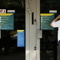 Συνταξιούχος σε τράπεζα κοιτάει μέσα από το τζάμι