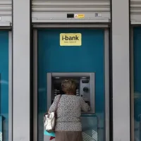 Γυναίκα συνταξιούχος σε ΑΤΜ της Εθνικής Τράπεζας