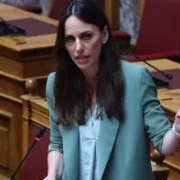 Η υφυπουργός Εσωτερικών, Βιβή Χαραλαμπογιάννη στη Βουλή