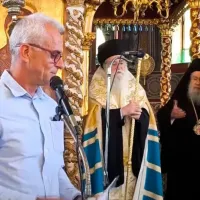 Ο Μητροπολίτης Δωδώνης την ώρα που κάνει παρατήρηση σε εκπαιδευτικό για τα ρούχα του