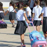 Ιδιωτικά σχολεία, παιδιά με σχολική στολή μεταφέρουν σχολικές τσάντες