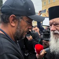 Ο Αρχιεπίσκοπος Ιερώνυμος επισκέφθηκε σήμερα τον Πάνο Ρούτσι στο Σύνταγμα, ο οποίος συνεχίζει για 22η ημέρα την απεργία πείνας