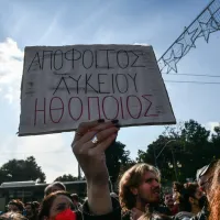 Διαμαρτυρία από καλλιτέχνες, πινακίδα που γράφει απόφοιτος Λυκείου ηθοποιός