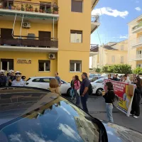 Συγκέντρωση εκπαιδευτικών και γονέων στην Κέρκυρα κατά την επίσκεψη της Υπουργού Παιδείας Σοφίας Ζαχαράκη