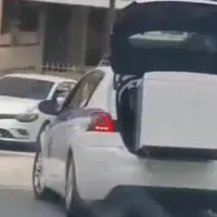 Περιπολικό με ψυγείο στο πορτ μπαγκάζ