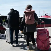Μετακίνηση με πλοίο, κόσμος περιμένει στην ουρά με βαλίτσες