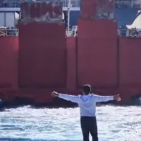 Ο δήμαρχος Σίκινου αποχαιρετά τους μαθητές που φεύγουν με το πλοίο