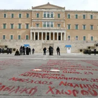 Μνημείο θυμάτων των Τεμπών στο Μνημείο του Άγνωστου Στρατιώτη έξω από τη Βουλή