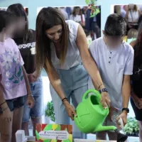 Λαχανόκηποι στα σχολεία, η Σοφία Ζαχαράκη ποτίζει