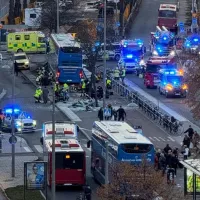 Λεωφορείο έπεσε σε στάση στη Στοκχόλμη 
