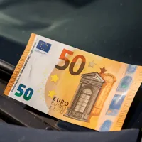 50 ευρώ στο αυτοκίνητο