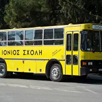 Σχολικό λεωφορείο με την επιγραφή Ιόνιος Σχολή