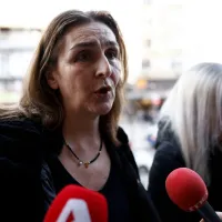Η μητέρα του Άλκη Καμπανού κάνει δηλώσεις σε ΜΜΕ
