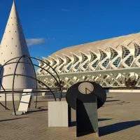 Στην εικόνα βλέπουμε μια υπαίθρια συλλογή τέτοιων επινοήσεων με «ρολόγια» από ολόκληρη την πορεία της ανθρωπότητας, στην «πόλη των Τεχνών και της Επιστήμης» της Βαλένθια.