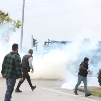 ΤΩΡΑ – Θεσσαλονίκη: Άγρια επεισόδια με ΜΑΤ και αγρότες για την πρόσβαση στο αεροδρόμιο «Μακεδονία» (ΦΩΤΟ – VIDEO)