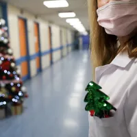 Γιατρός στο νοσοκομείο με Χριστουγεννιάτικο δέντρο