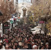 Κόσμος περπατάει στην Ερμού για τα ψώνια του τα Χριστούγεννα 