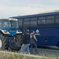 Κλούβα της αστυνομίας διασπά μπλόκο αγροτών στις Σέρρες