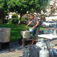 Αγρότες μοιράζουν βραστό κρέας στους πολίτες