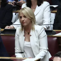 Η Ρένα Δούρου στη Βουλή