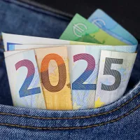 Χαρτονομίσματα ευρώ σε τσέπη που σχηματίζουν τον αριθμό 2025