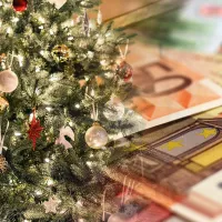 Χριστουγεννιάτικο δέντρο μαζί με χαρτονομίσματα των 50 ευρώ