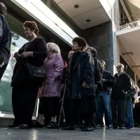 Συνταξιούχοι περιμένουν σε ουρά τράπεζας