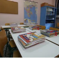 Σχολικά βιβλία πάνω σε θρανίο σε αίθουσα