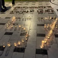 Μνημείο θυμάτων των Τεμπών στο Μνημείο του Άγνωστου Στρατιώτη έξω από τη Βουλή