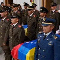 Κηδείες νεκρών στρατιωτικών στη Βενεζουέλα που σκοτώθηκαν από την επιχείρηση των ΗΠΑ