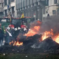 Σφοδρές αντιδράσεις και μπλόκα τρακτέρ στη Γαλλία εν μέσω συζήτησης