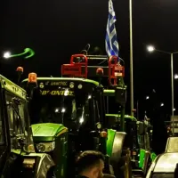 Αγρότες με τρακτέρ