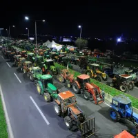 Τρακτέρ παραταγμένα στο δρόμο σε αγροτικά μπλόκα