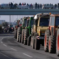 Αγρότες σε μπλόκα με τρακτέρ