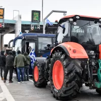 Αγροτικό μπλόκο με τρακτέρ σε διόδια
