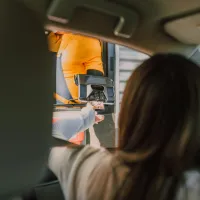 Πώς λέμε στα ελληνικά το drive through