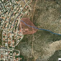Δορυφορική εικόνα του ρέματος που καταλήγει στην οδό Λόρδου Βύρωνος (απεικονίζεται με κυανή γραμμή), καθώς και του αλλουβιακού ριπιδίου που έχει σχηματίσει (με ροζ σκιαγράφηση).