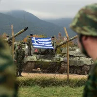 Ο ελληνικός στρατός με ελληνική σημαία στο βάθος επάνω σε άρμα μάχης