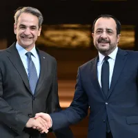 Ο Κυριάκος Μητσοτάκης σε χειραψία με τον Νίκο Χριστοδουλίδη