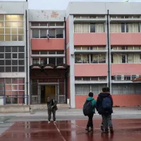 Δημοτικό σχολείο στη Γλυφάδα με μαθητές στο προαύλιο ενώ βρέχει