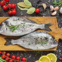 Τραπέζι με ψάρια και φαγητά