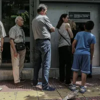 Κόσμος περιμένει σε ουρά τράπεζας για ανάληψη από ΑΤΜ