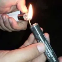 Άνδρας ετοιμάζεται να ανάψει κροτίδα