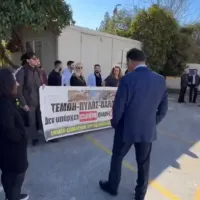 Ο Άδωνις Γεωργιάδης συνομιλεί με διαδηλωτές