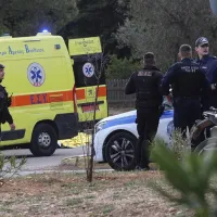 αστυνομικοί με ΕΚΑΒ