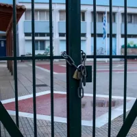 Κλειστό σχολείο με λουκέτο