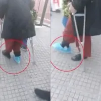 Νηπιαγωγός με πατερίτσες