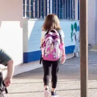 παιδιά με τις τσάντες τους σε δημοτικό σχολείο